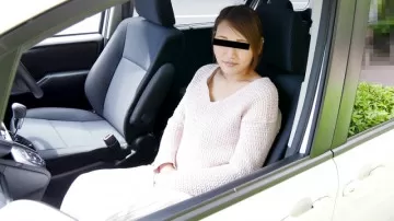 10musume-050522_01 車の中で、みんなが私に注目しているような気がして、心臓がドキドキし続けました。